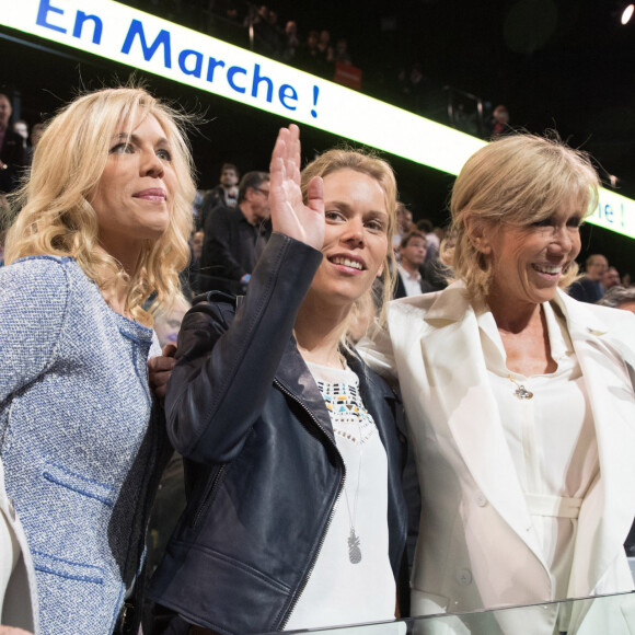 Line Renaud et Brigitte Macron et ses filles Laurence et Tiphaine - La famille, les amis et soutiens d'Emmanuel Macron dans les tribunes lors du grand meeting d'Emmanuel Macron, candidat d'En Marche! à l'élection présidentielle 2017, à l'AccorHotels Arena à Paris, France, le lundi 17 avril 2017.