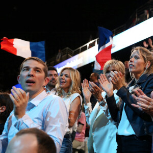 Brigitte Macron et ses enfants Laurence Auzière Jourdan (cardiologue), Tiphaine Auzière (avocate), Sébastien Auzière (chercheur en laboratoire pharmaceutique) et Line Renaud - La famille, les amis et soutiens d'Emmanuel Macron dans les tribunes lors du grand meeting d'Emmanuel Macron à l'AccorHotels Arena à Paris, le lundi 17 avril 2017.