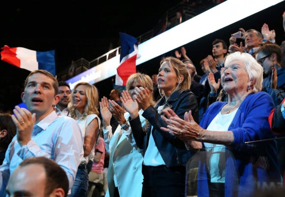 Brigitte Macron et ses enfants Laurence Auzière Jourdan (cardiologue), Tiphaine Auzière (avocate), Sébastien Auzière (chercheur en laboratoire pharmaceutique) et Line Renaud - La famille, les amis et soutiens d'Emmanuel Macron dans les tribunes lors du grand meeting d'Emmanuel Macron à l'AccorHotels Arena à Paris, le lundi 17 avril 2017.