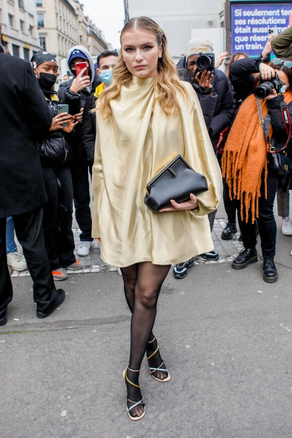Camille Razat arrive au défilé Fendi collection Couture printemps-été 2022 au Palais Brongniart, dans le cadre de la Fashion Week de Paris. Le 27 janvier 2022. © Veeren-Clovis/Bestimage