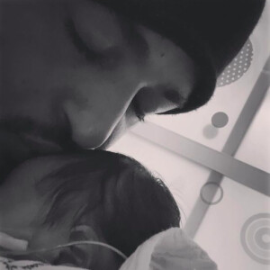 Le chanteur Slimane dévoile une première photo avec son bébé. Une petite fille née prématurément.