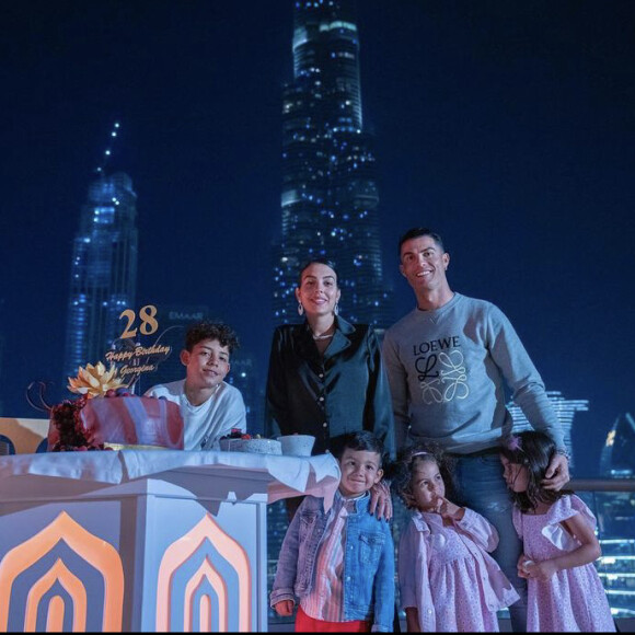 Georgina Rodriguez a fêté ses 28 ans à Dubaï avec son fiancé Cristiano Ronaldo et leurs enfants. Janvier 2022.