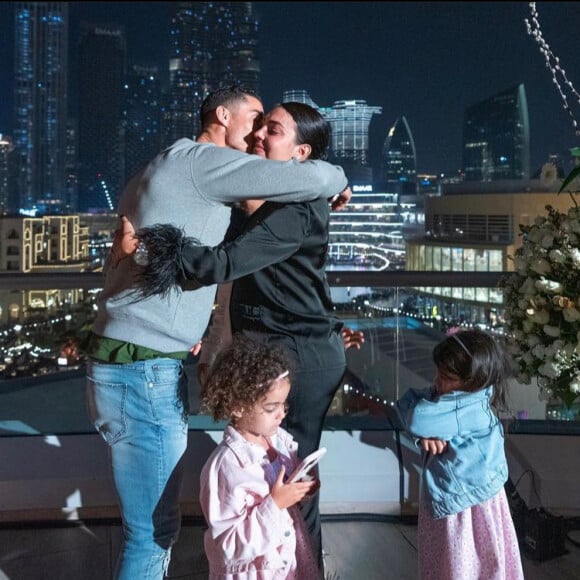 Georgina Rodriguez a fêté ses 28 ans à Dubaï avec son fiancé Cristiano Ronaldo et leurs enfants. Janvier 2022.
