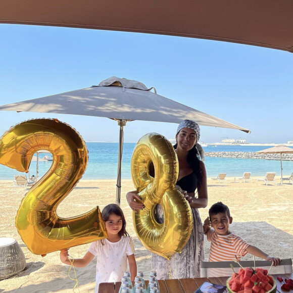 Georgina Rodriguez a fêté ses 28 ans à Dubaï avec son fiancé Cristiano Ronaldo et leurs enfants. Janvier 2022.