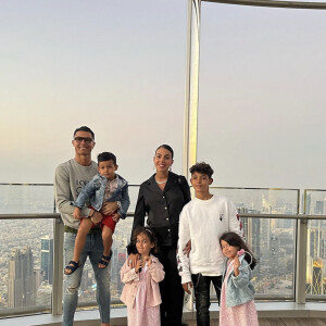 Georgina Rodriguez a fêté ses 28 ans à Dubaï avec son fiancé Cristiano Ronaldo et leurs enfants. Janvier 2022.