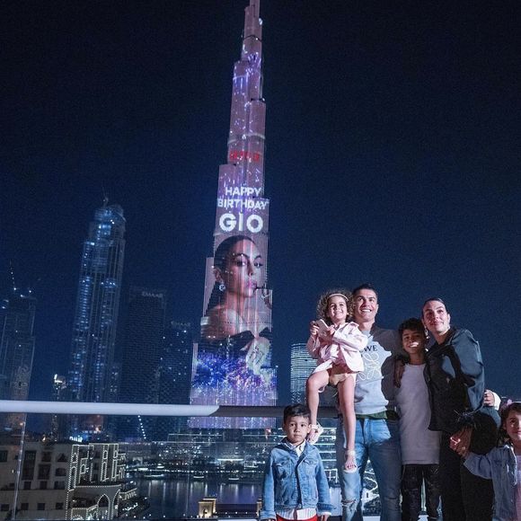 Georgina Rodriguez a fêté ses 28 ans à Dubaï avec son fiancé Cristiano Ronaldo et leurs enfants. Janvier 2022.