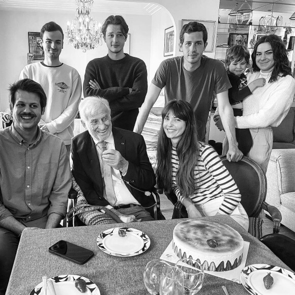 Jean-Paul Belmondo entouré de ses petits-enfants pour ses 88 ans célébrés dans son appartement parisien. Le 9 avril 2021.