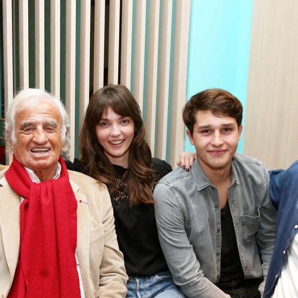 Jean-Paul Belmondo entouré de ses petits-enfants, Victor, Annabelle, Giacomo et Alessandro - A l'occasion du lancement de son nouveau livre "Mes recettes bonne humeur" (Editions du Cherche Midi), Luana Belmondo a réuni ses proches et amis épicuriens autour d'un Aperitivo concocté par le Chef Denny Imbroisi (Restaurant IDA) à Paris. © Dominique Jacovides/Bestimage   At the launch of her new book "Mes recettes bonne humeur", Luana Belmondo gathered her family and friends in Paris, France on October 13, 2016.