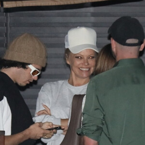 Exclusif - Pamela Anderson qui vient de demander le divorce après 13 mois de mariage, a dîné avec son fils Brandon Thomas Lee et son assistant au restaurant Nobu à Malibu