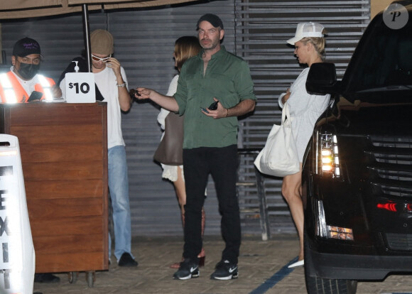 Exclusif - Pamela Anderson qui vient de demander le divorce après 13 mois de mariage, a dîné avec son fils Brandon Thomas Lee et son assistant au restaurant Nobu à Malibu le 24 janvier 2022. 