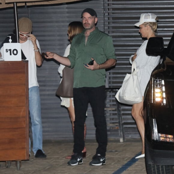 Exclusif - Pamela Anderson qui vient de demander le divorce après 13 mois de mariage, a dîné avec son fils Brandon Thomas Lee et son assistant au restaurant Nobu à Malibu le 24 janvier 2022. 