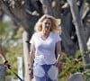 Pamela Anderson ne porte plus son alliance lors d'une balade avec son chien à Malibu le 14 janvier 2022. Elle semble soucieuse et a confié la laisse à son assistant. 