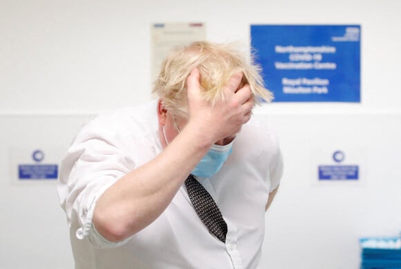 Le Premier ministre Boris Johnson lors d'une visite dans un centre de vaccination dans le Northamptonshire, Royaume Uni, le 6 janvier 2022.