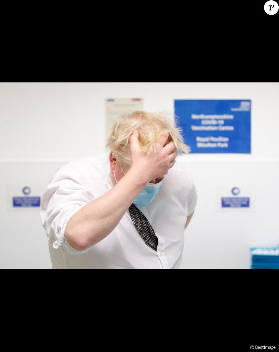 Le Premier ministre Boris Johnson lors d'une visite dans un centre de vaccination dans le Northamptonshire, Royaume Uni, le 6 janvier 2022.