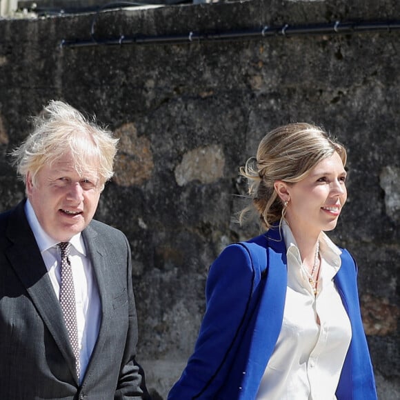 Le premier ministre du Royaume Uni Boris Johnson accueille les participants au sommet du G7 avec sa femme Carrie à Saint Ives le 12 juin 2021.