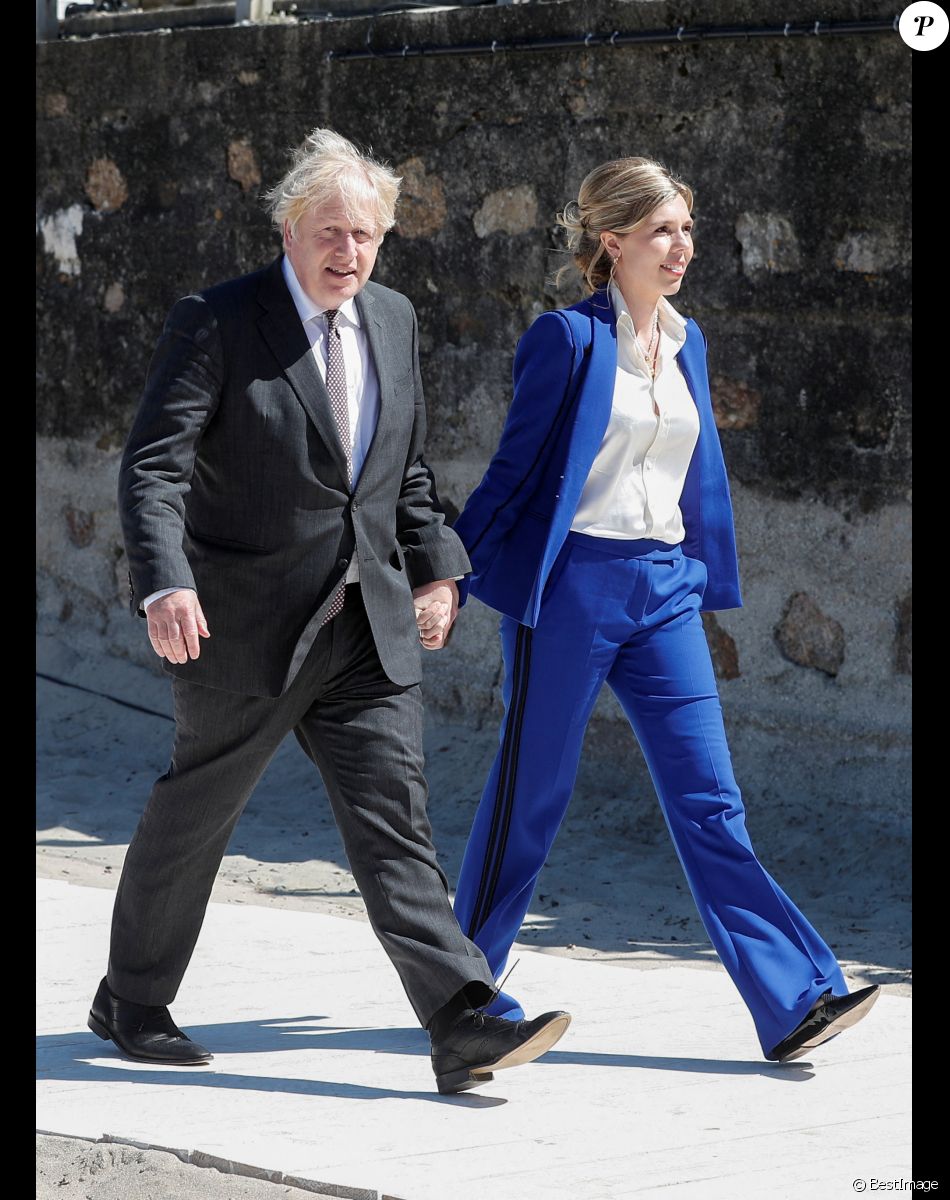 Le premier ministre du Royaume Uni Boris Johnson accueille les participants au sommet du G7 avec sa femme Carrie à Saint Ives le 12 juin 2021.