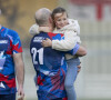Mia, fille de Mike Tindall et Zara Phillips, joue au football avec son père lors du match The battle of the balls à Gloucester.