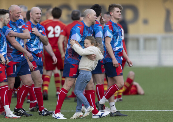Mia, fille de Mike Tindall et Zara Phillips, joue au football avec son père lors du match The battle of the balls à Gloucester le 30 janvier 2022.