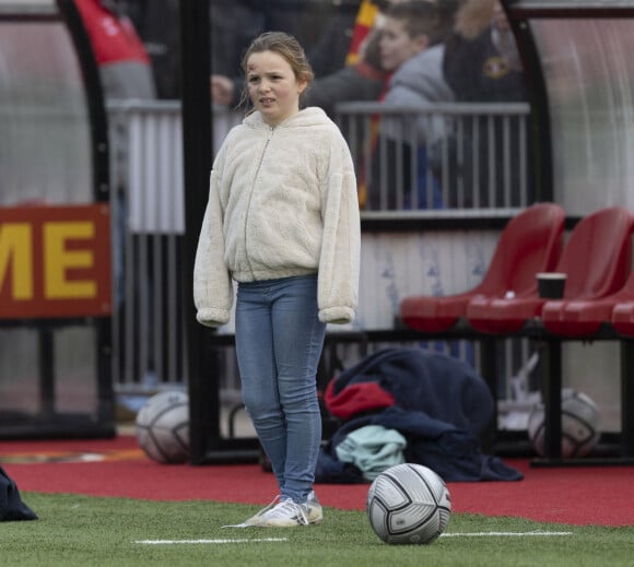 Mia, fille de Mike Tindall et Zara Phillips, joue au football avec son père lors du match The battle of the balls à Gloucester le 30 janvier 2022.