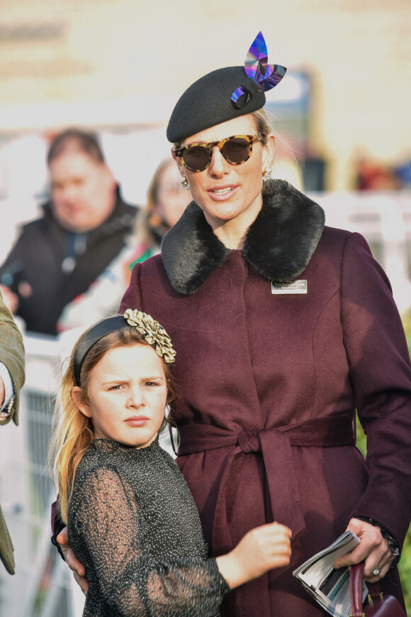 Zara Tindall et sa fille Mia à une course hippique à Cheltenham, le 29 janvier 2022.