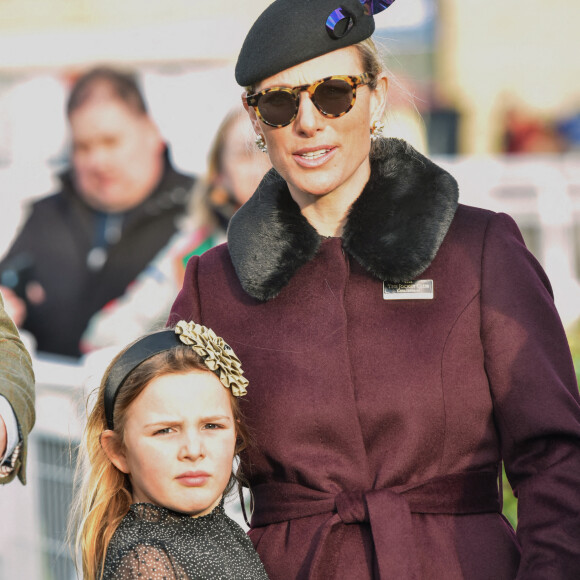 Zara Tindall et sa fille Mia à une course hippique à Cheltenham, le 29 janvier 2022.