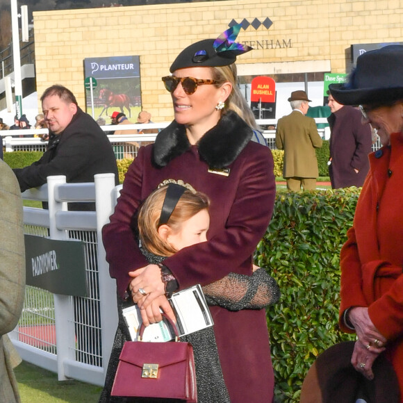 Zara Tindall et sa fille Mia à une course hippique à Cheltenham, le 29 janvier 2022.
