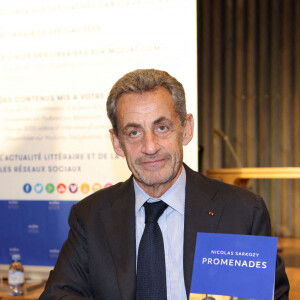 L'ancien président, Nicolas Sarkozy dédicace son livre "Promenades" aux éditions Herscher, à la Librairie Mollat - Station Ausone à Bordeaux, France, le 8 octobre 2021. © Jean-Marc Lhomer/Bestimage 