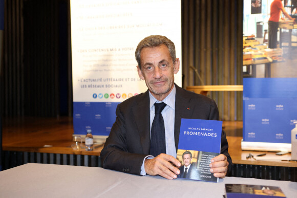 L'ancien président, Nicolas Sarkozy dédicace son livre "Promenades" aux éditions Herscher, à la Librairie Mollat - Station Ausone à Bordeaux, France, le 8 octobre 2021. © Jean-Marc Lhomer/Bestimage 