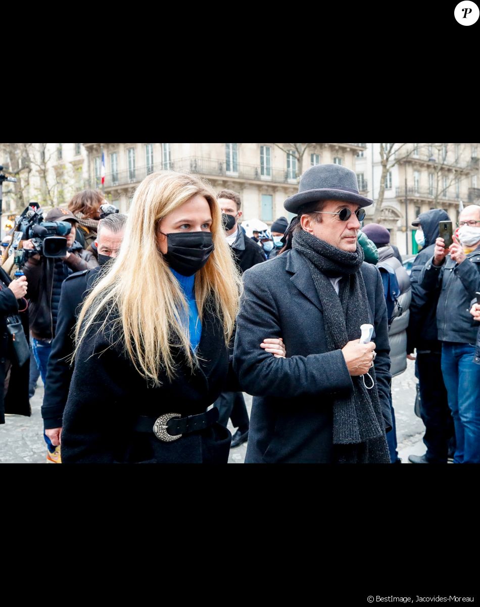 Julie Jardon et Francis Lalanne - Arrivées à la messe en hommage aux frères Igor et Grichka Bogdanoff (Bogdanov) en l'église de La Madeleine à Paris. Le 10 janvier 2022 © Jacovides-Moreau / Bestimage