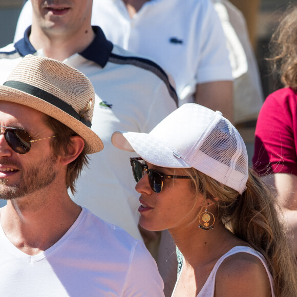 Élodie Fontan et son compagnon Philippe Lacheau dans les tribunes lors des internationaux de tennis de Roland Garros à Paris, France, le 2 juin 2019. © Jacovides-Moreau/Bestimage 