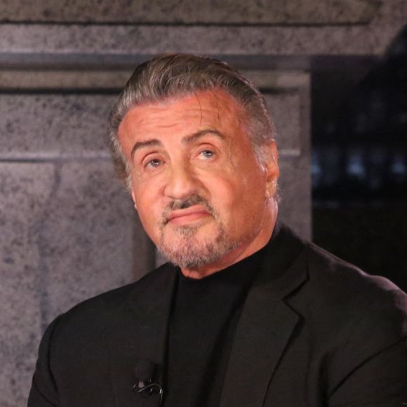 Sylvester Stallone, héros invincible au cinéma, est en réalité un papa blessé. Les rumeurs autour de la mort de son fils Sage l'ont grandement affecté.