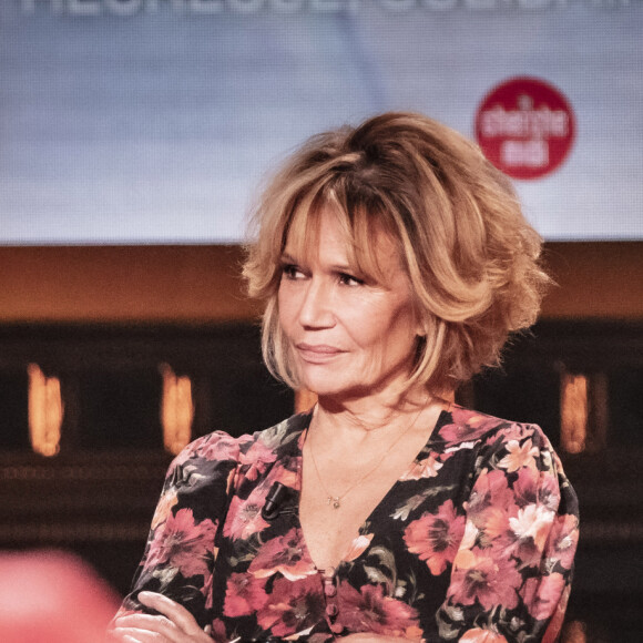 Exclusif - Clémentine Célarié pendant le tournage de l'émission On Est En Direct à Paris, le 27 novembre 2021. © Jack Tribeca/Bestimage