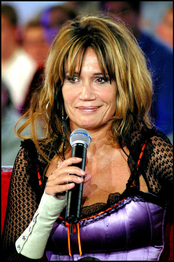 Clémentine Célarié sur le plateau de l'émission "Vivement Dimanche".