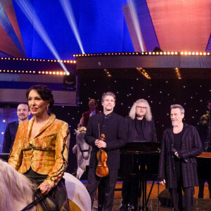 Exclusif - Florent Pagny, Hugues Borsarello, Nicolas Dautricourt, Gautier Capuçon, Yvan Cassar, Alexis Gruss et Gipsy Gruss - Enregistrement de l'émission "Symphonie pour la vie, Spéciale Pièces Jaunes" aux Folies Grüss à Paris. Le 12 janvier 2022. © Cyril Moreau / Bestimage