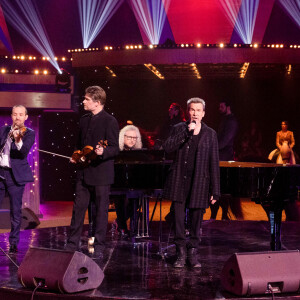 Exclusif - Florent Pagny, Hugues Borsarello, Nicolas Dautricourt, Gautier Capuçon, Yvan Cassar - Enregistrement de l'émission "Symphonie pour la vie, Spéciale Pièces Jaunes" aux Folies Grüss à Paris. Le 12 janvier 2022. © Cyril Moreau / Bestimage