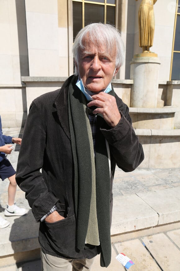 Le chanteur Dave - Hommage à Sarah Halimi, assassinée en avril 2017, sur la place du Trocadero à Paris. Le 25 avril 2021