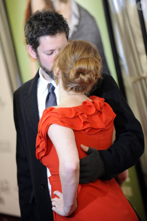 La séduisante Amy Adams dans une robe qui fait mal aux yeux mais visiblement pas à son compagnon Darren Le Gallo, à l'occasion de l'avant-première de Leap Year, au Directors Guild Theatre de New York, le 6 janvier 2010.