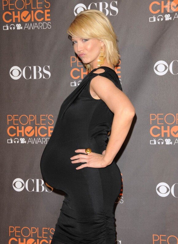 Jenna Elfman très enceinte et très jolie, à l'occasion des 36e People's Choice Awards, qui se sont tenus au Nokia Theatre de Los Angeles, le 6 janvier 2010.