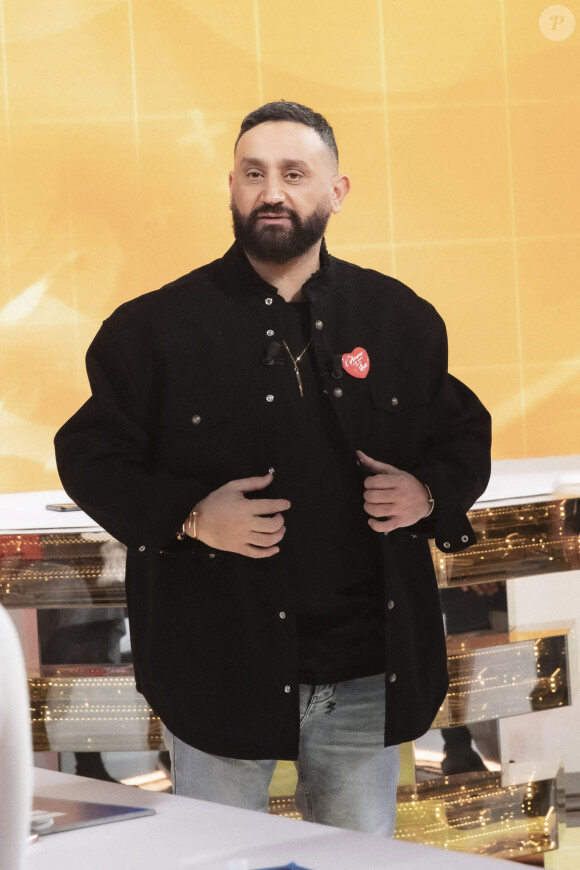 Exclusif - Cyril Hanouna sur le plateau de l'émission Touche pas à mon poste (TPMP) diffusée en direct sur C8 le 18 janvier 2022 © Jack Tribeca / Bestimage 