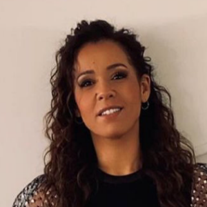 Chimène Badi était lookée pour rejoindre Dany Brillant sur scène lors de son concert au Dôme de Paris - Palais des Sports. Le 4 février 2022.