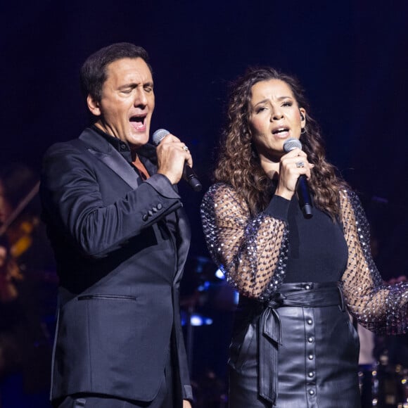 Exclusif - Dany Brillant et Chimène Badi chantent en duo "Mourir d'aimer" lors du concert de la tournée "Dany Brillant chante Aznavour" au Dôme de Paris - Palais des Sports. © Cyril Moreau / Bestimage