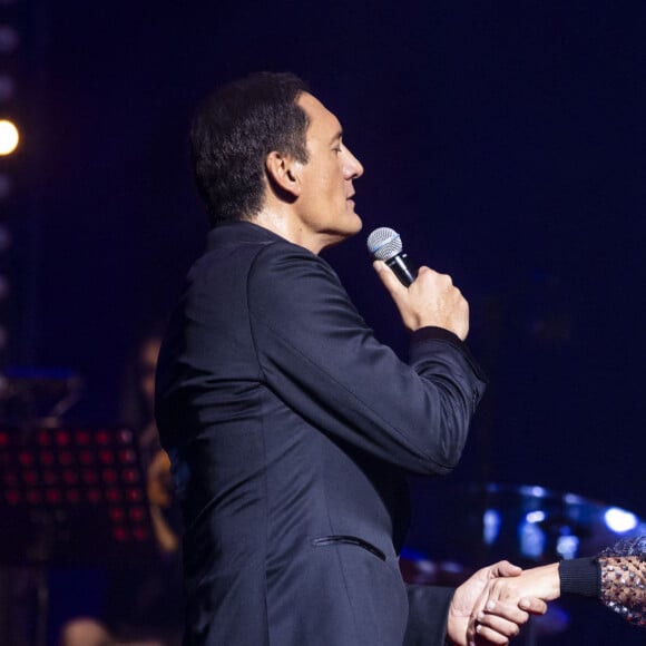 Exclusif - Dany Brillant et Chimène Badi chantent en duo "Mourir d'aimer" lors du concert de la tournée "Dany Brillant chante Aznavour" au Dôme de Paris - Palais des Sports le 4 février 2022. © Cyril Moreau / Bestimage