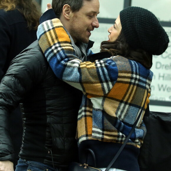 Exclusif - James McAvoy et Lisa Liberati s'embrassent à Londres, le 6 mars 2019.