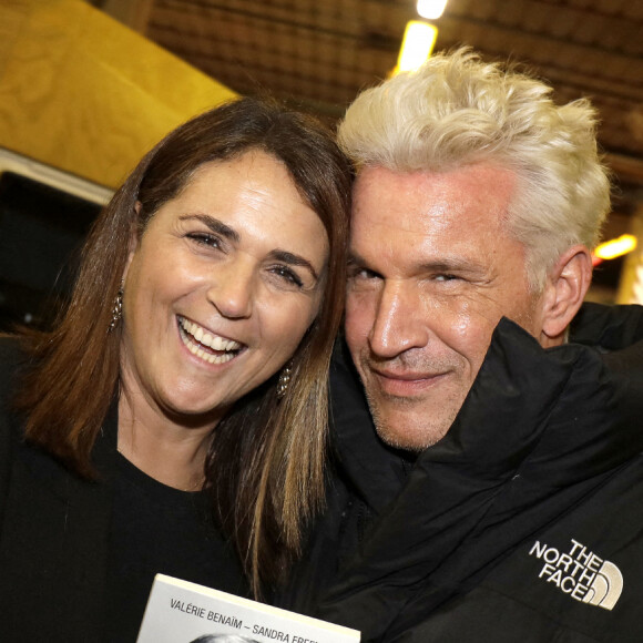 Exclusif - Valérie Bénaïm et Benjamin Castaldi asisstent à la soirée hommage à Jean-Pierre Bacri au Ground Control Gare de Lyon, à l'occasion de la sortie de "Jean-Pierre Bacri, le Bougon Gentilhomme" de Valérie Bénaïm et Sandra Freeman (publié aux éditions de L'Archipel). Paris, le 4 février 2022. © Cédric Perrin / Bestimage