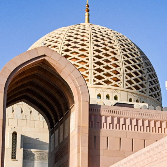 Le roi Philippe et la reine Mathilde de Belgique en visite à La Grande Mosquée du sultan Qabus à Mascate dans le Sultanat d'Oman. Le 3 février 2022