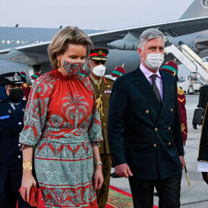 Le roi Philippe et la reine Mathilde de Belgique lors de leur arrivée à l'aéroport de la capitale Mascate à Oman. Ils ont été accueillis par le prince héritier Theyazin. Le couple royal de Belgique était en déplacement officiel de deux jours au Moyen-Orient. Et le thème de leur visite était centré sur la transition énergétique.