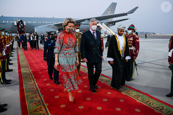 Le roi Philippe et la reine Mathilde de Belgique lors de leur arrivée à l'aéroport de la capitale Mascate à Oman. Ils ont été accueillis par le prince héritier Theyazin. Le couple royal de Belgique était en déplacement officiel de deux jours au Moyen-Orient. Et le thème de leur visite était centré sur la transition énergétique.