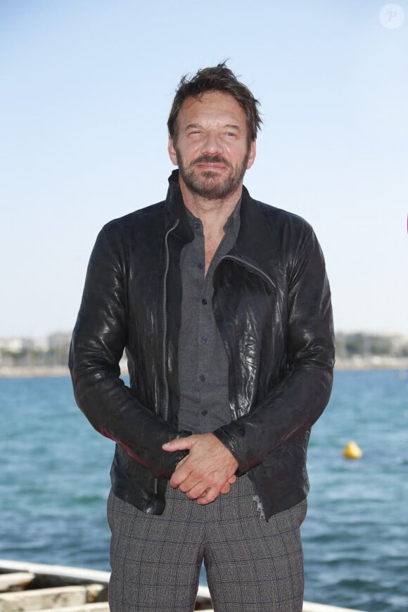 Samuel Le Bihan de la série ALEX HUGO - Photocalls sur le ponton de l'hôtel Barrière Le Majestic lors de la 4ème édition de Canneseries au Palais des Festivals à Cannes. Le 13 octobre 2021 © Christophe Aubert via Bestimage 