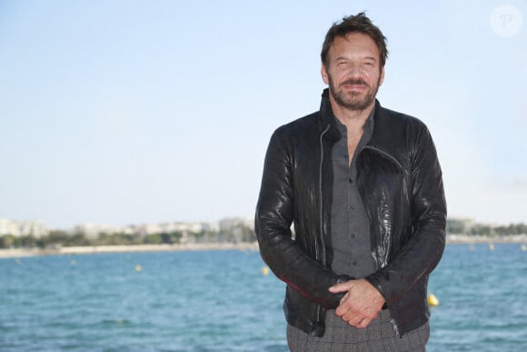 Samuel Le Bihan de la série ALEX HUGO - Photocalls sur le ponton de l'hôtel Barrière Le Majestic lors de la 4ème édition de Canneseries au Palais des Festivals à Cannes. Le 13 octobre 2021 © Christophe Aubert via Bestimage 