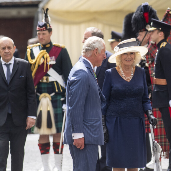 Le prince Charles, prince de Galles, Camilla Parker Bowles, duchesse de Cornouailles et le président de la République française Emmanuel Macron lors la commémoration du 80ème anniversaire de l'appel du 18 juin du général de Gaulle au Carlton Garden à Londres, Royaume Uni, le 18 juin 2010.